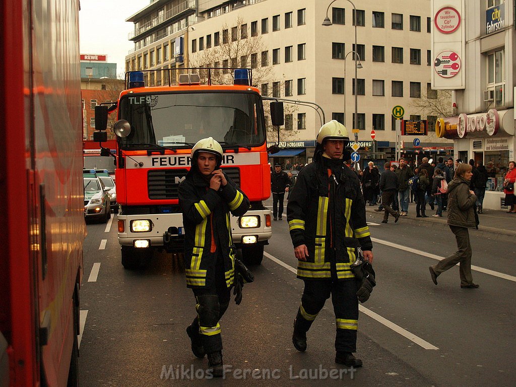 Feuer Koeln Muelheim Frankfurterstr Wiener Platz P77.JPG